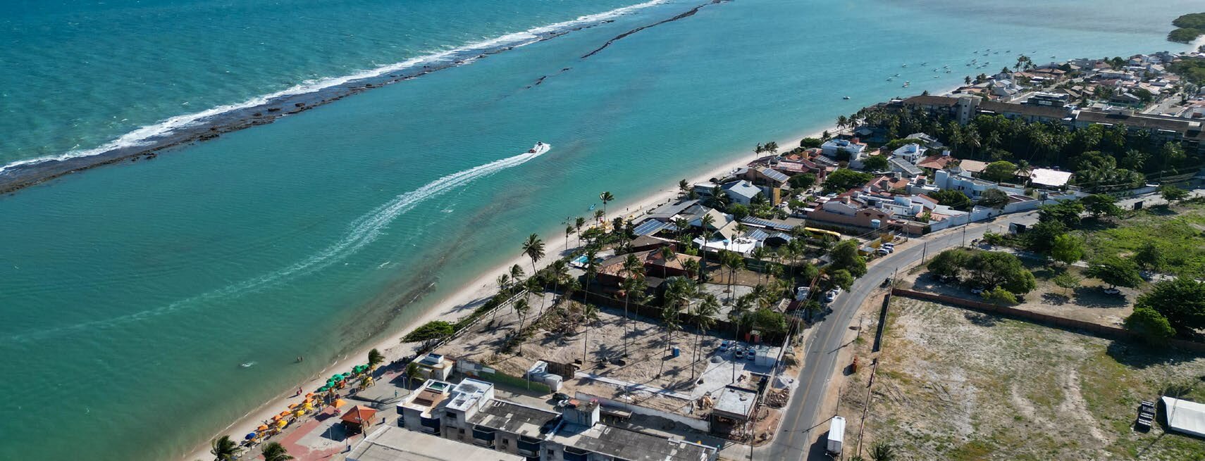 Vista aérea do litoral e da praia da Barra de São Miguel, em Alagoas